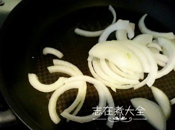 step3: 熱鍋下洋蔥炒香