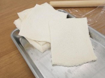 step2: 將吐司用棍子壓平壓扁一點!!!