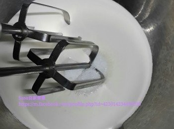 step4: 將淡忌廉加入糖用電動打蛋器打至兩倍發