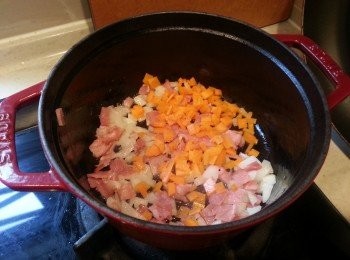 step4: 加入蘿蔔再炒至軟身