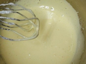 step3: 用另一個碗打發蛋黃及糖，打至稠身及淡黃色，需打約5分鐘，再下牛奶及沙拉油拌勻