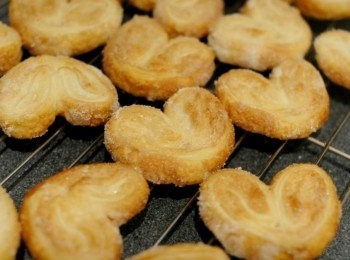 step7: 放在涼架上，徹底待涼後才放入密封餅，可存放約一至兩星期