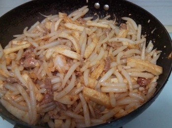 step5: 把鑊燒紅，下油，待鑊再次燒紅後下蒜蓉及乾蔥蓉爆香。