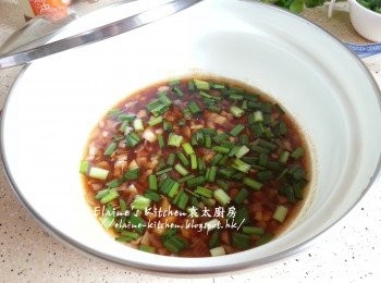 step11: 熄火盛起將汁料放入細煲內加入蔥粒 (留少許灑面用) 及少許麻油拌勻待涼