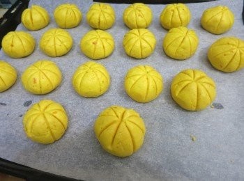 step5: 焗爐預熱200度
南瓜粉團按每圓24-26g 搓成有一點點扁身的橢圓小球
用膠刨刀在小球上劃上紋理
放入預熱好的焗爐烤20－25分鐘即可