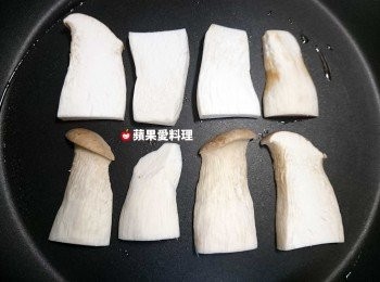 step3: 將杏鮑菇排在鍋底，開小火慢煎。