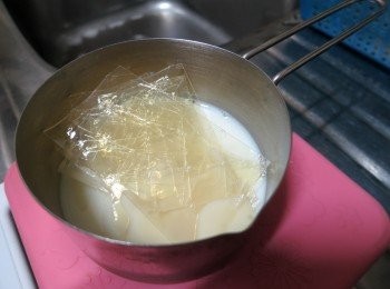 step3: 魚膠片剪成小片放在50ml牛奶中浸軟備用