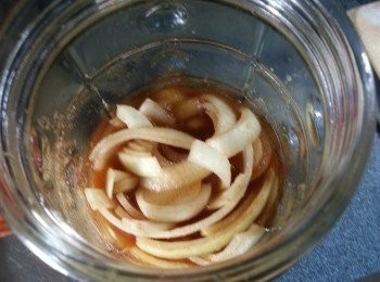 step5: 將洋蔥入樽,倒入泡菜汁料拌勻,放入雪櫃一晚待洋蔥更入味即可(放雪櫃可保全一星期)