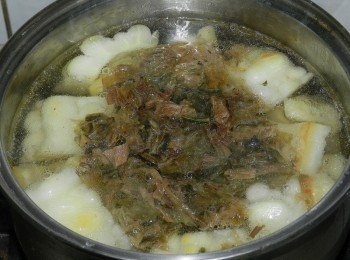 step5: 煮一鍋水，加入苦瓜與梅干