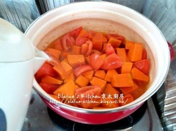 step5: 加入適量熱水用中火先煲15分鐘