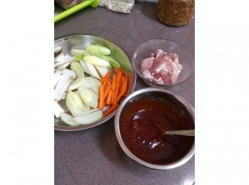 step1: 把材料切好~ 依據自己的喜好來切沒關係，一碗半五花的豬肉，還有辣醬