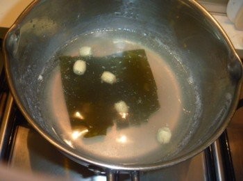 step3: 步驟2的<span class="group_3">湯汁</span>裡放入昆布乾,浸泡2個鐘頭.倒入小鍋子,用小火煮沸騰前撈起昆布.加入酒,味霖及鹽調味後放入鮮蓮子燙1分鐘.