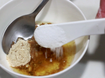 step5: 在乾爽的小鍋中, 加入中筋麵粉兩湯匙, 以最小的火來炒麵粉。要不停的滑動鍋底的麵粉, 直至麵粉呈現淺泥土色。再轉至小碗中, 加入五湯匙食用油, 盬半茶匙, 攪拌均勻備用。(就算您愛吃鹹, 建議最多至2/3茶匙)