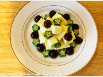 step4: 將黑木耳QQ圓對切成半，秋葵分切成塊狀後，各別堆疊在芙蓉豆腐上。