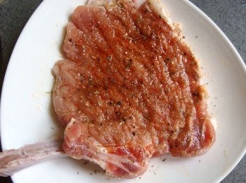 step3: 將所有<span class="group_3">香料粉</span>都塗抹在豬排上,稍加按摩豬排幫助入味(需放冰箱冷藏一小時入味為佳)。ps:建議前一晚先醃製豬排,味道會更加美味喔!