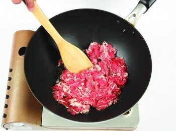 step4: 在鍋內加入香油並加熱，放入牛肉以大火拌炒。