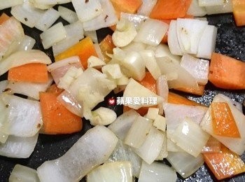 step7: 洋葱變軟、變透明時（代表甜味釋出了），放入蒜頭碎拌炒。