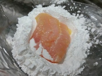 step3: 將蛋液加入魚塊撈勻，令魚塊薄薄沾上蛋漿, 逐一沾上薄生粉，