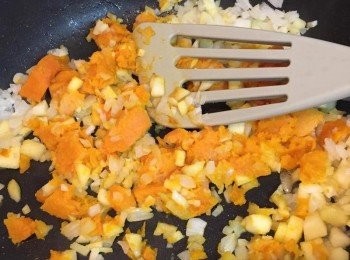 step2: 平底鍋放油爆香蒜末，下洋蔥和紅蘿蔔丁拌炒約5-10分鐘至蔬菜熟，再下豬絞肉和南瓜，炒到肉差不多熟