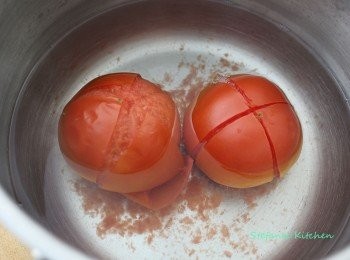 step2: 把蕃茄放在煲內，加入水至蕃茄面，開大火煲至蕃茄皮離開即可關火 (大約5分鐘)