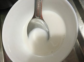step2: 約石膏粉及粟粉加入碗內，加入2.5湯匙水拌勻