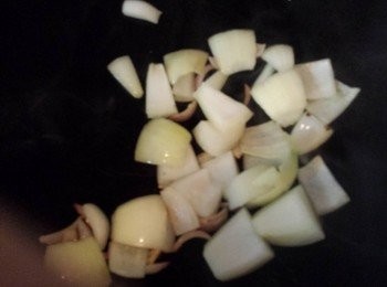 step2: 先用<span class="group_2">醃料</span>醃雞件15分鐘，燒熱油鑊爆香乾蔥及洋蔥。