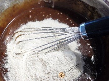 step7: 把巧克力醬分2-3次倒入蛋黃中，攪拌均勻。再加入麵粉。麵粉可先過篩，口感會更細膩。