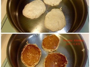 step11: 再直接舀出1/2大湯勺份量倒入平底鍋中 （用湯匙輔助），兩面各煎煮約2分鐘