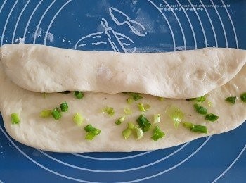 step3: 在沒有蔥花的面層上 再掃上一層油， 繼而將下層的麵糰接上