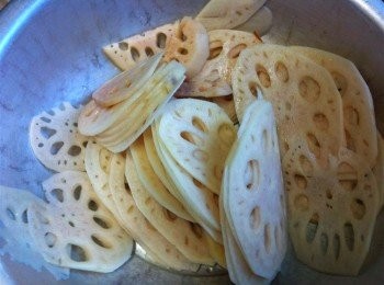 step2: 以蓮藕切成薄片，備用。
