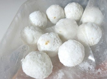 step1: 先將沙庫塞姆製做起來~ 放入冷凍前先做好防沾黏的處理.如玻璃紙之類的