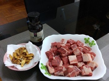 step4: 易潔鑊慢火燒熱三湯匙油,加入蒜片慢火炸至 金黃色, 撈起吸乾油分備用, 蒜油留用