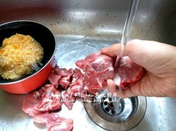 step1: 雪耳浸水待軟身 , 排骨頭沖一沖洗放入鑊中用中火出水5分鐘