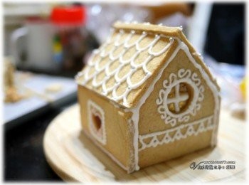 step8: 一樣是用糖霜來當黏合劑，記得要等它乾了才會變便、牢固。接著才能放上屋頂及煙囪