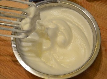 step6: 蛋白用電動打蛋器打出一些泡沫，然後分2次加入砂糖繼續攪打，打至尾端挺立的蛋白霜。（打蛋白的過程是將蛋白先用低速打至略起泡後，再調整至中快速。）