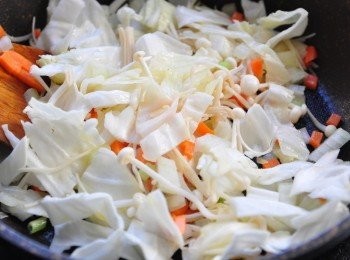 step2: 用少許奶油加熱後，放入洋蔥丁、紅蘿蔔丁拌炒，再放入高麗菜與金針菇繼續炒至蔬菜甜味釋出