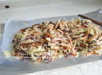 step7: 最後加入銀芽及粉絲拌勻 , 熄火後再加入麻油 , 盛起放涼