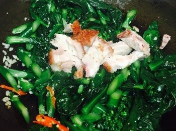 step3: 燒熱油鑊，下指天椒及蒜蓉炒香，放入已灼過的芥蘭及燒肉快炒，倒入醬汁炒匀即成。