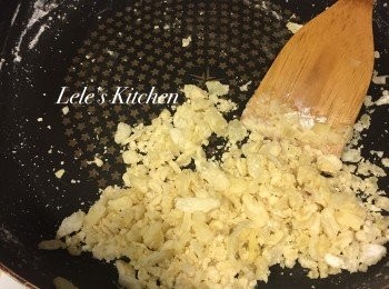 step2: 這時一樣小火，加入麵粉
快速攪拌均勻，以免燒焦
炒好後，整個質地是鬆散的(不會結塊)
