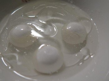 step1: 取一碗水加一匙食用油.將芝麻湯圓浸入約5分鐘