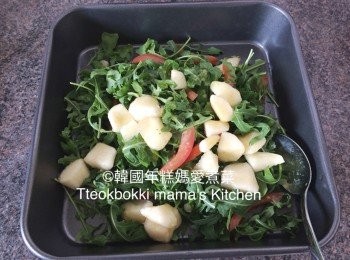 step5: 將準備好的芝麻菜、啤梨和蕃茄放入大的容器內加入大約2-3湯匙的蜜糖芥未沙律醬一起拌勻即可(不要一次過加入過多蜜糖芥未沙律醬喔，否則沙律會變得太濕)