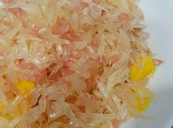 step3: 將金柚拆細肉，芒果全部切粒。