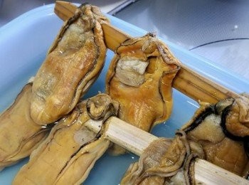 step1: 金蠔一般都用竹籤串起，煮前先放回室溫後取出竹籤。洗淨，抹乾。