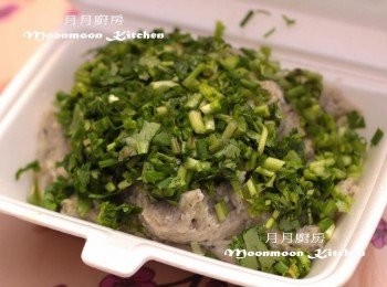 step1: 葱及芫茜洗淨，切碎，加入鮻魚肉(已調味)中拌勻。