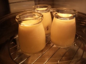 step4: 放入光波爐或焗爐，在玻璃盆內加半碗水。