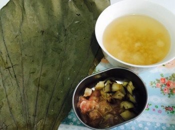 step1: 荷葉先用熱水浸軟(大約20分鐘)、雲耳浸水瀝乾後切細塊、雞粒用鹽和生粉略醃、杞子略洗備用。冬菇前一晚浸水，瀝乾後切細粒；冬菇水用來浸米 (20分鐘)。