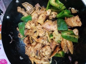 step6: 青椒略炒落雞件，灒酒兜均。