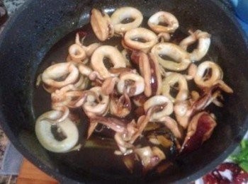 step3: 另一邊將砂鍋放點香油，蓋蓋子加熱；炒鍋這邊在蒜頭變色後關小火下醬油膏、醬油、糖，接著中卷下鍋轉大火快炒，並下米酒拌勻。