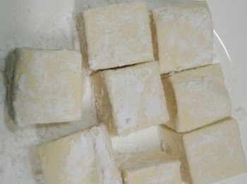 step3: 再將豆腐兩面都沾上太白粉