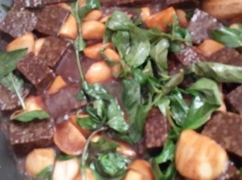 step2: 加入所有調味料,轉小火將湯汁收乾,塊起鍋時放入九層塔拌炒一下即可